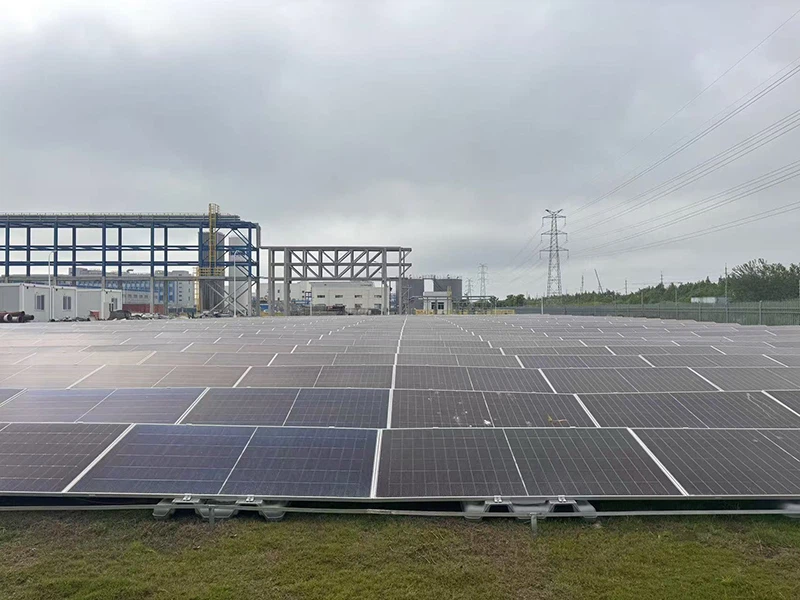 Sistema di montaggio del tetto piatto per pannelli solari